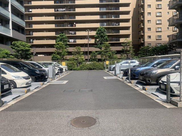 クレヴィア辰巳ブライトステージ棟の駐車場