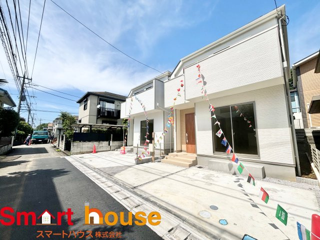 座間市栗原中央　新築2棟の前面道路含む現地写真|流行に左右されず、将来にわたって価値が継続する「上質」な佇まい。おしゃれな雰囲気や自然の潤い、親しみやすさといった暮らしを豊かにしてくれる住空間です。