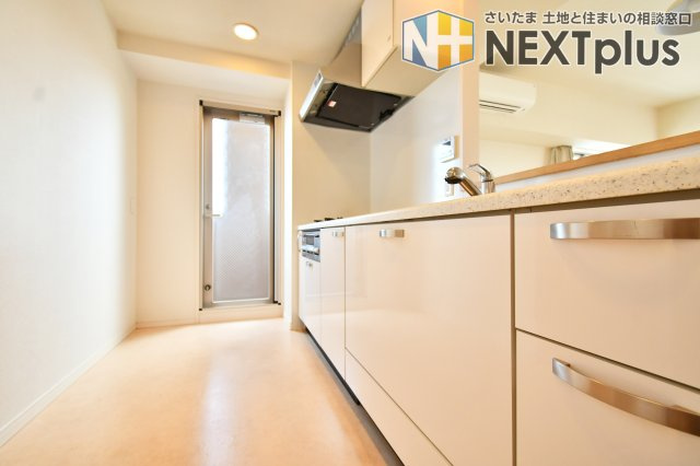 プラウド宮原ガーデニア　中古マンションのキッチン|キッチンもゆったり設計。冷蔵庫やカップボードを置いても広々なので2人並んでのお料理しても動きやすいです。