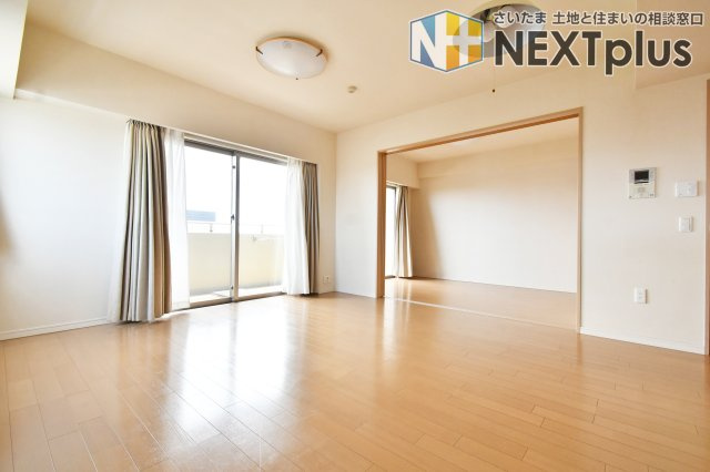 プラウド宮原ガーデニア　中古マンションの居間・リビング|LDKは約13帖：内装・設備一新のフルリノベーション物件です。 日当りがよく、充実の設備が揃ったお部屋は毎日の生活がさらに楽しくなります。