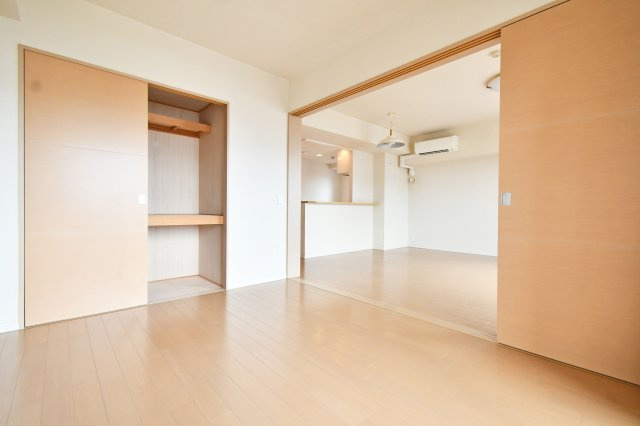 プラウド宮原ガーデニア　中古マンションの洋室|5.8帖の洋室は、ライフスタイルに合わせて役割を変えやすいサイズ。リビング続きで使えば広がりが生まれ、個室にすれば集中できる空間に。子ども部屋・在宅ワーク・来客用など、“今”に合わせて育つ部屋です。