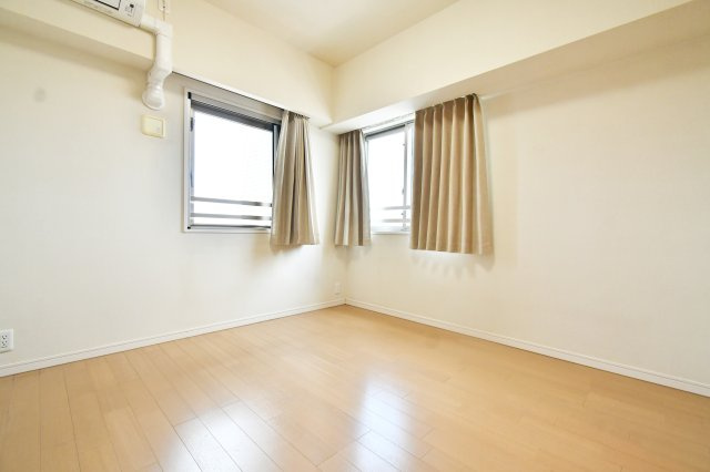 プラウド宮原ガーデニア　中古マンションの洋室|5帖洋室は“自分の基地”にちょうどいい。子ども部屋にしても、趣味部屋にしても、必要十分でムダが少ないサイズ。机とベッドを置いても窮屈になりにくいのが嬉しいところ。暮らしの変化に寄り添う一室です。