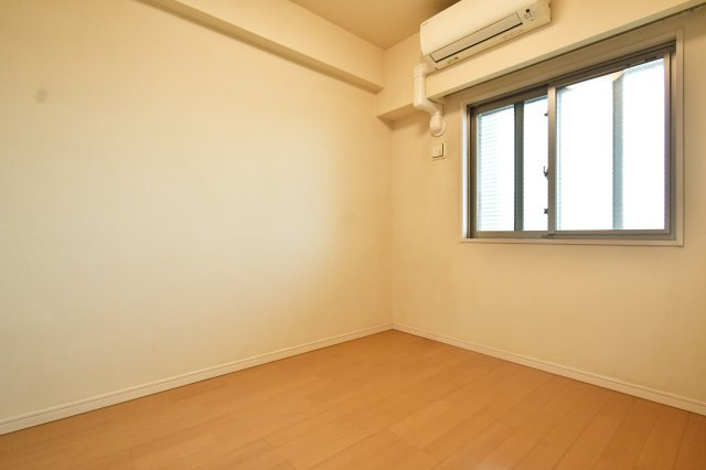 プラウド宮原ガーデニア　中古マンションの洋室|6帖 洋室①：ウォークインクローゼットのあるお部屋でタンス要らず。よりお部屋を広く有効的に■『物件を今日見てみたい』など、当日のご案内も可能です。

