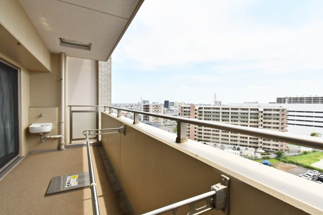 プラウド宮原ガーデニア　中古マンションのバルコニー|南に面したバルコニーは、洗い場付きが地味に効くポイント。靴洗いもガーデニングも気軽になり、ベランダが“作業場”から“楽しみ”へ。日当たりを活かして洗濯も乾きやすい、頼れる外空間です。