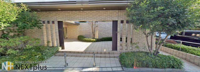 プラウド宮原ガーデニア　中古マンションのエントランス|オートロックは“当たり前の安心”を底上げする設備。帰宅時の緊張感が減り、家族の外出も心強い。共用部の管理状態と合わせて見ると、住んでからの安心が想像しやすい。派手さより確かな仕組みです。