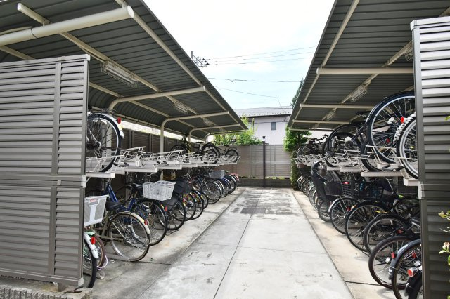 プラウド宮原ガーデニア　中古マンションの駐輪場|その他共用部は、管理の質がにじみ出る場所。清掃の行き届き方や掲示板の更新など、細部が暮らし心地を決めます。室内が良くても共用部が荒れていると後悔しがち。現地で空気感ごと確かめたい。