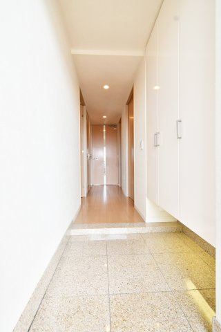 プラウド宮原ガーデニア　中古マンションの玄関|白基調にフットライトが映える玄関は、帰宅の瞬間から気持ちが切り替わる場所。靴を脱いだ足元が明るいだけで、夜の安心感が違います。来客にも“きちんと感”が伝わり、家の第一印象を底上げします。