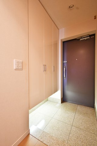 プラウド宮原ガーデニア　中古マンションの玄関|玄関ホールの収納は、家族分の靴を“見せずに”収められる頼もしさ。ベビーカー小物や雨具の置き場も作りやすく、朝の「どこ行った？」が減ります。片付く玄関は、帰宅後の心の余白まで増やしてくれます。