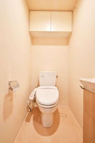 プラウド宮原ガーデニア　中古マンションのトイレ|温水洗浄機能付きのトイレで、清潔感をキープしやすい仕様。ペーパーや掃除小物をしまえる収納があると、生活感が出にくく見た目もスッキリ。毎日使う場所こそ、手間が減ると暮らしの満足度が上がります。