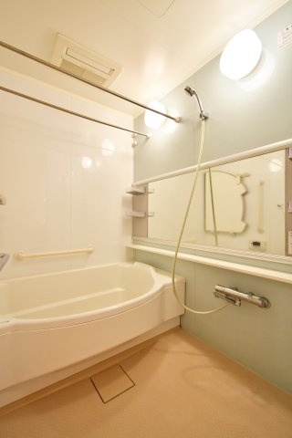 プラウド宮原ガーデニア　中古マンションの浴室|足を伸ばして入れる広めの浴室で、一日の疲れをリセット。浴室乾燥暖房機付きだから、雨の日の洗濯も安心で、冬のヒヤッとした入浴前も軽減。家族のバスタイムが、ただの用事じゃなく“楽しみ”になります。