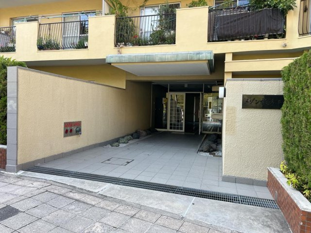 メゾン枚方岡山手のエントランス|エントランス■物件内覧・資金計画相談・住宅ローン相談、リフォーム相談、お問合せ受付中■
※当日・翌日のご内覧、ご相談はお電話でのお問合せがスムーズです！