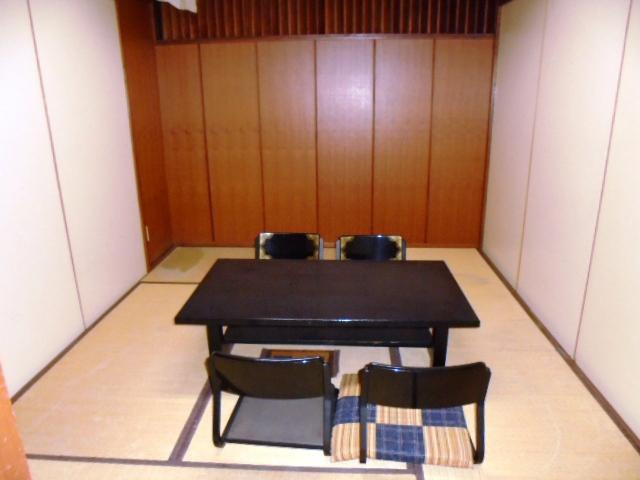 阿野町 DK豊明ビルの玄関