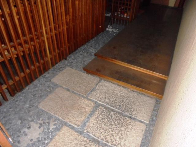 阿野町 DK豊明ビルの玄関
