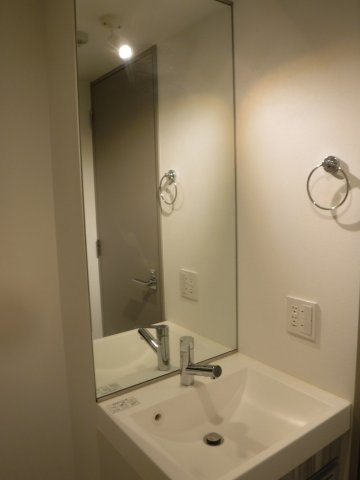 コンポジット元住吉の洗面所|反転のお写真になります。