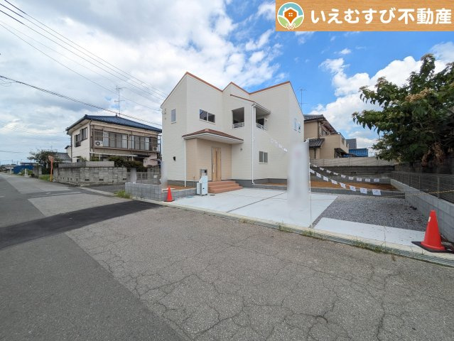 Livele Garden.S　鴻巣榎戸1期の駐車場|並列3台駐車可能なゆとりのカースペース
複数台車をお持ちでも、お友達が遊びに来てもゆとりの駐車スペース！