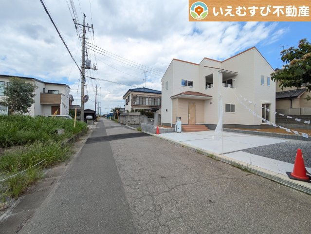 Livele Garden.S　鴻巣榎戸1期の前面道路含む現地写真|充分な広さの前面道路
間口が広くお車の出し入れも問題なく行えるスペースが確保されています♪