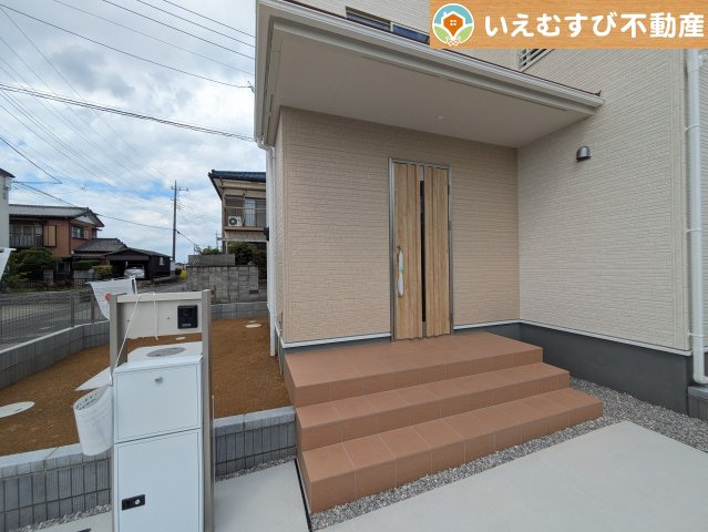 Livele Garden.S　鴻巣榎戸1期のエントランス|落ち着いた色づかいのエントランス
駐車場からアクセスの良いエントランス。雨の日や荷物が多くても安心の動線♪