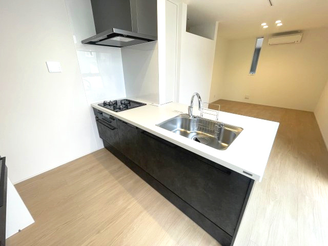 佐伯区旭園　№34146のキッチン|料理中も広々使えるフラットキッチン。
リビング全体も見渡せます。