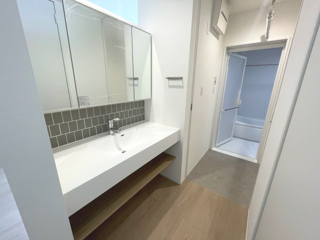 佐伯区旭園　№34146の独立洗面台|大きな3面鏡付き。
ご家族で並んで使えます。