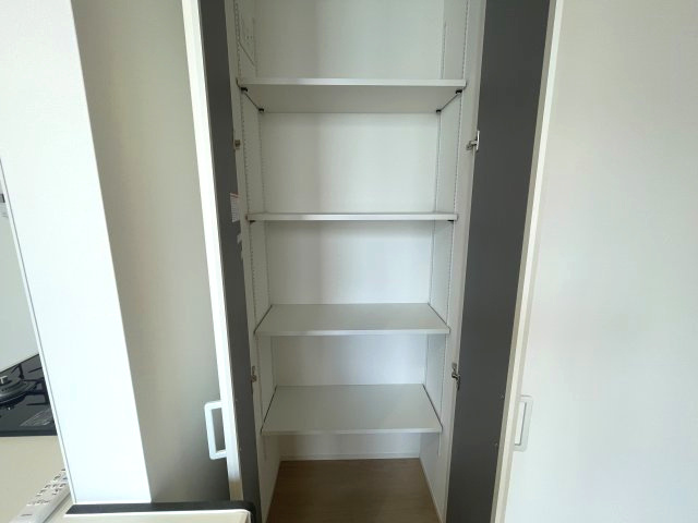 佐伯区旭園　№34146の収納|リビング横収納
食料品や日用品の
ストックなどに便利です。