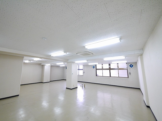 三和佐保川ビルの内装