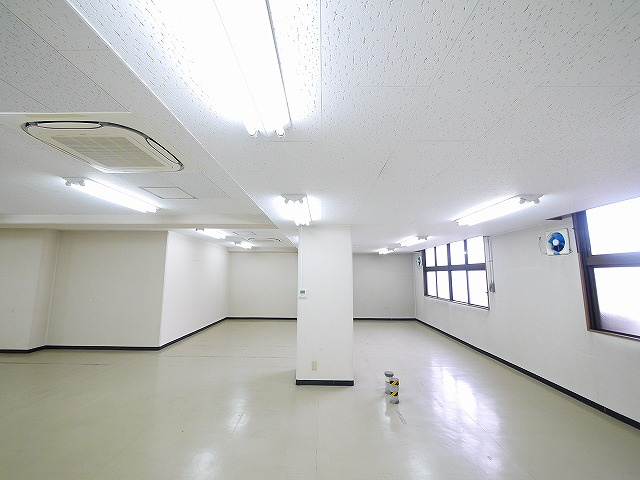 三和佐保川ビルの内装