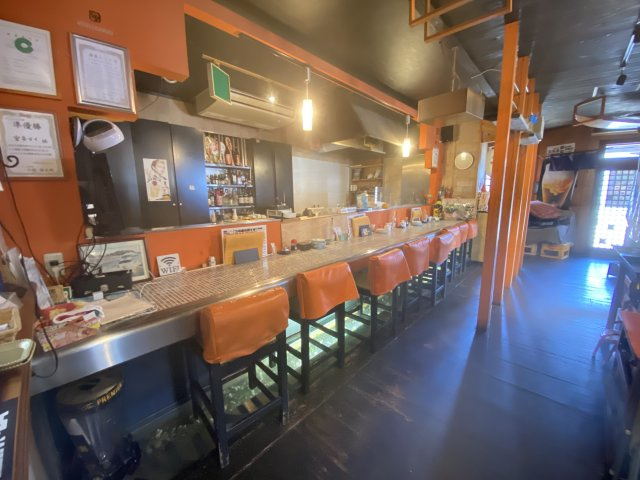 【内装】 | 東区長嶺東1丁目　 | お客様との距離が近い、8名様分のカウンタースペースもございます。