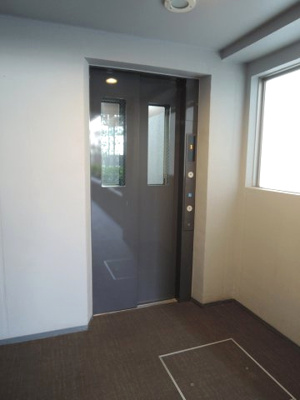 【その他共用部分】 | ウェリス弘明寺 | お買い物時やベビーカーの出し入れに便利なエレベーター付です。