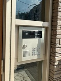 【エントランス】 | 共用エントランスは不審者の侵入を未然に防ぐオートロック付き！防犯対策充実しています◎