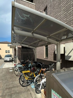 【その他共用部分】 | 屋根付きの駐輪場で雨が降っても大切な自転車が濡れなくてすみますね♪自転車はちょっとした移動手段に便利ですよね！