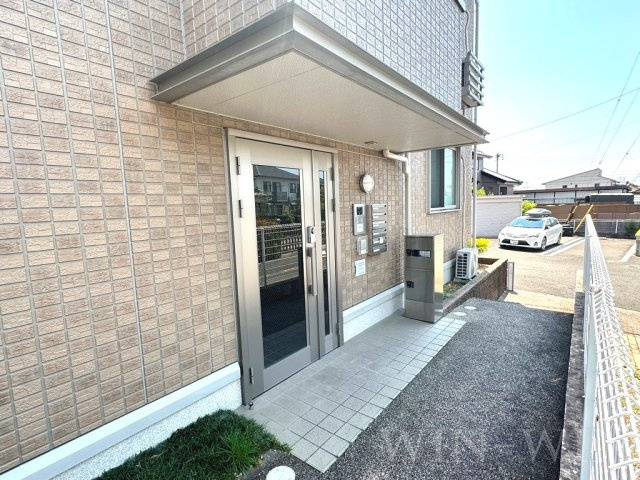ジュノウタウン B棟のエントランス