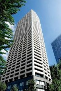 【外観】 | コンシェリア西新宿　ＴＯＷＥＲ’Ｓ　ＷＥＳＴ | 鉄筋コンクリート造のがっちりとした建物。