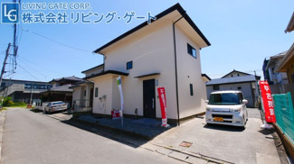 【外観】 | 南向きで陽当たり良好のお庭。砂利敷きでそのまま駐車場としても利用可能。