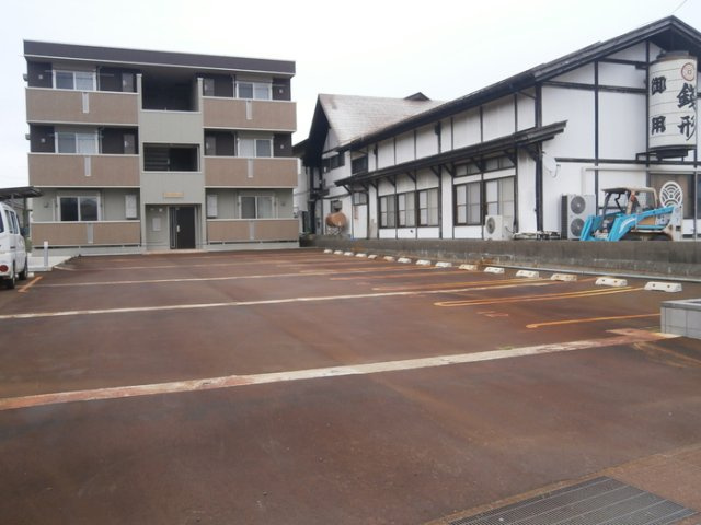 フォーシーズンズの駐車場
