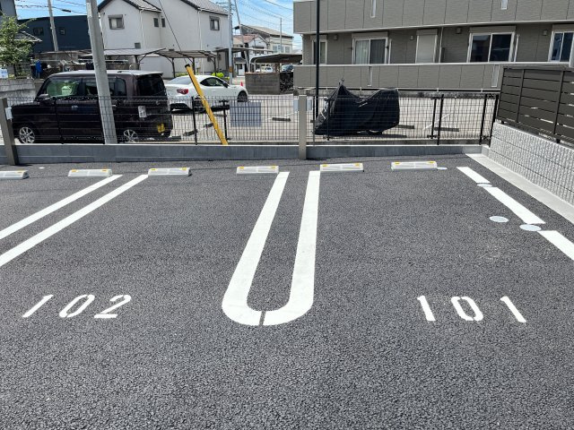 ロジェアン天神の駐車場