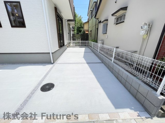 三郷市天神1丁目　新築戸建　全1棟の駐車場|車2台駐車可能（車種による）