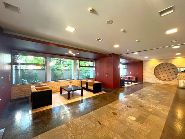 京阪『神宮丸太町』駅まで徒歩７分■リフォーム済み３ＬＤＫ■ペット飼育可■エルパークスクエア京都鴨川のエントランス|エントランス