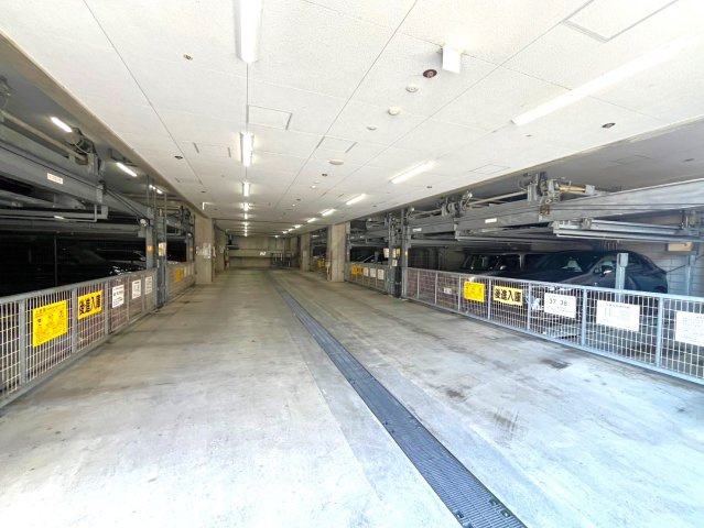 京阪『神宮丸太町』駅まで徒歩７分■リフォーム済み３ＬＤＫ■ペット飼育可■エルパークスクエア京都鴨川の駐車場|駐車場