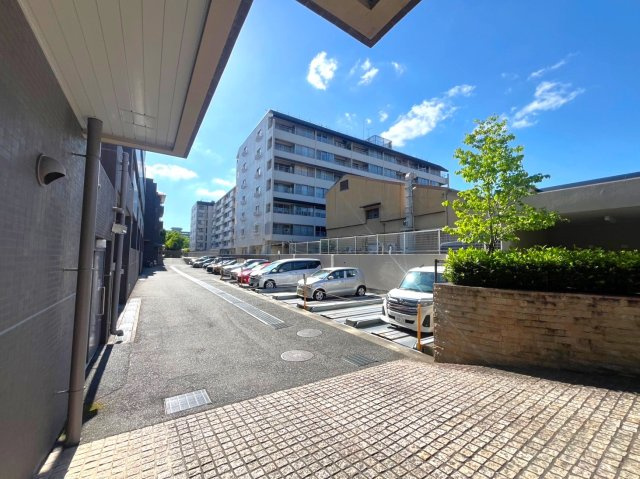 京阪『神宮丸太町』駅まで徒歩７分■リフォーム済み３ＬＤＫ■ペット飼育可■エルパークスクエア京都鴨川の駐車場|駐車場