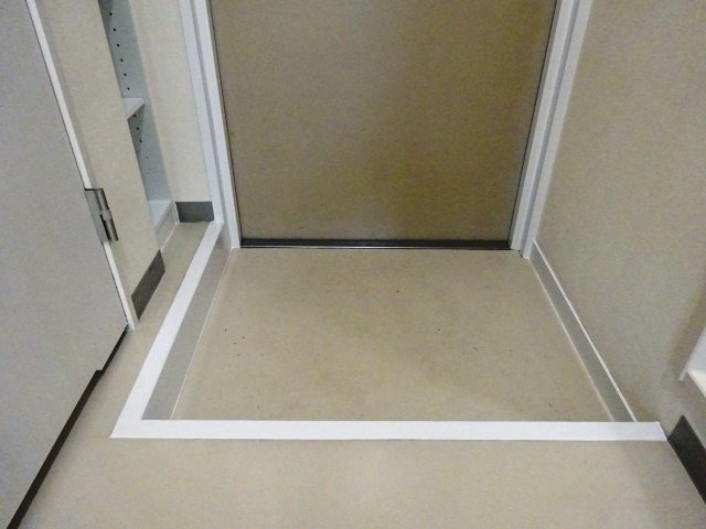 ホワイエ甲子園の玄関