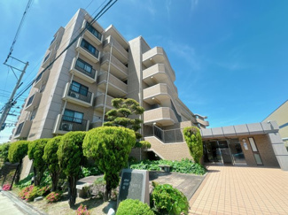 【外観】 | 青空にも夕焼けにも映える、そんなたたずまい。ここで新生活スタートさせてみませんか♪