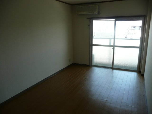 ディヴァ新田辺の居間・リビング