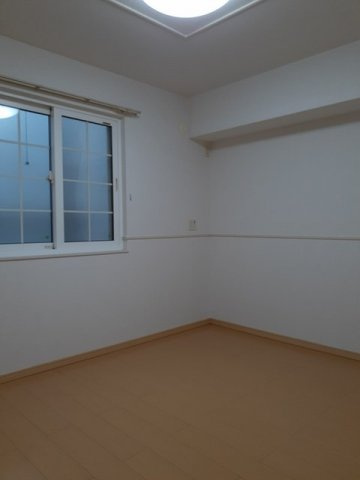 コルテージュの寝室|明るい室内です