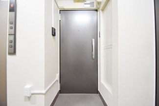 【その他共用部分】 | ダブルロック式の玄関ドアが皆様をお出迎え。お部屋のセキュリティの観点からも、うれしい設備ですね。玄関の色もシックで良い感じです。～即日のご見学可能～　お問合せはお気軽にどうぞ。
