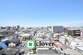 【展望】 | 眼前に広がる空の雄大さと、このお部屋の自慢の一つである「眺望」をご覧ください。毎日、この景色を独り占めできる新生活に夢が広がります。～即日のご見学可能～　お問合せはお気軽にどうぞ。
