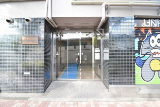 【エントランス】 | お客様を、そして住人を出迎えてくれるマンションのエントランス。ゴミが落ちていないことからも、管理状態の良さや住民の節度の高さが見て取れます。～即日のご見学可能～　お問合せはお気軽にどうぞ。
