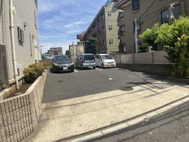 アルブルコインシデンスの駐車場