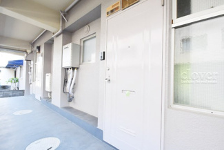 【その他共用部分】 | 皆様をお迎えする、お部屋の玄関ドア。開けやすさや開放角度、ドアノブの操作しやすさや鍵の形状などを、現地で一度ご確認ください。～即日のご見学可能～　お問合せはお気軽にどうぞ。