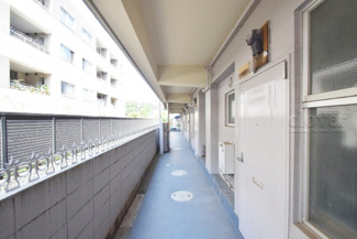 【その他共用部分】 | 当該フロアの共用廊下です。ここもきれいに清掃されています。周囲のお部屋の様子も、ぜひ伺ってみてください。～即日のご見学可能～　お問合せはお気軽にどうぞ。