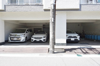 【駐車場】 | マンションの駐車場スペース。空きの有無や駐車料金、サイズ規定などについては、改めてお問い合わせください。～即日のご見学可能～　お問合せはお気軽にどうぞ。